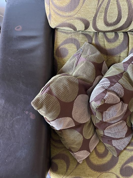 Sofá pele e madeira