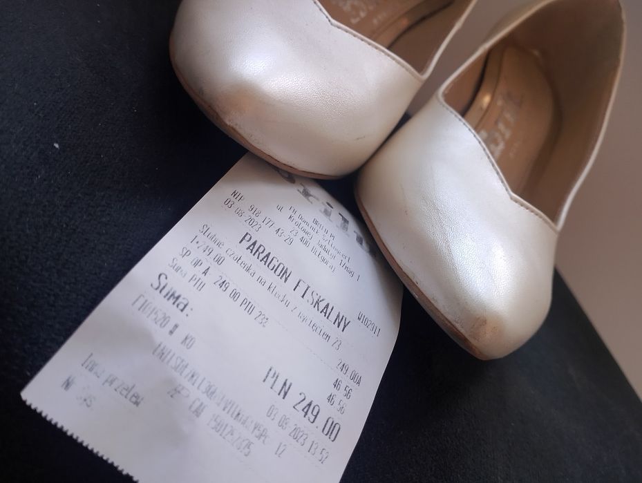 Ślubne perłowe buty czółenka na słupku