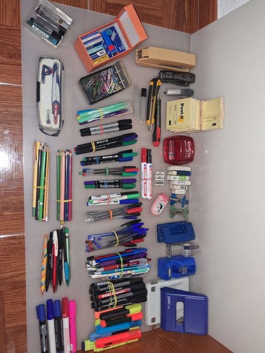 Diverso Material Escolar e de Escritório