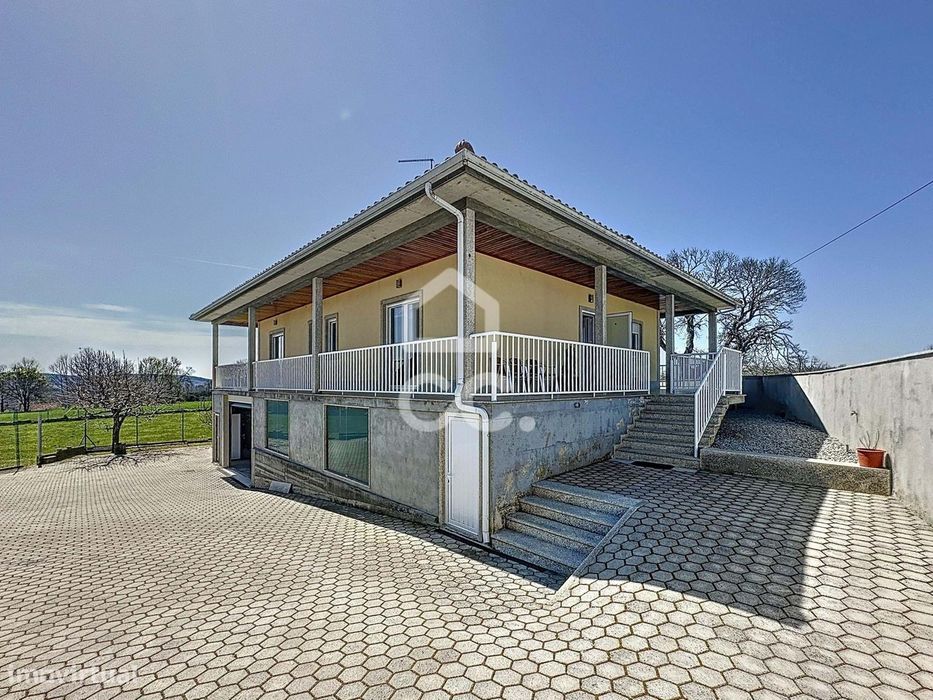 Moradia isolada, com quatro quartos,  com terreno no concelho de Monta