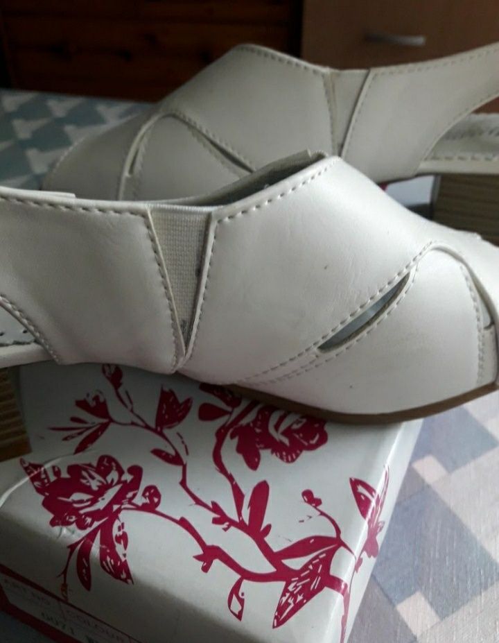 Nowe białe sandały r38