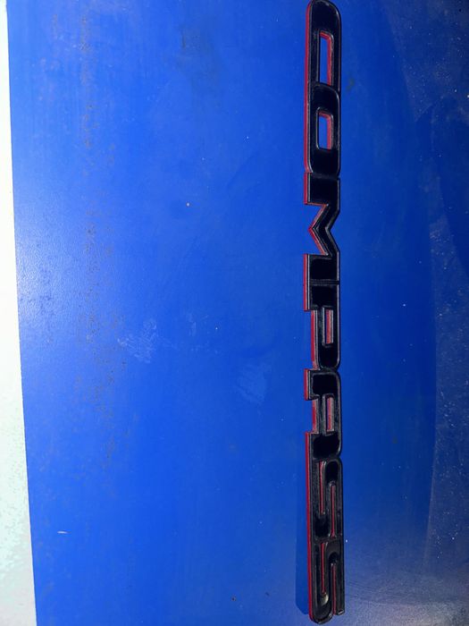 Емблема напис COMPASS на ліві двері