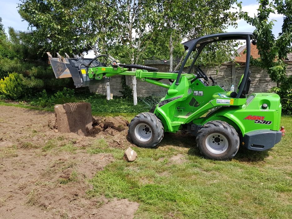 Zakładanie trawników, prace ogrodnicze, niwelacja terenu