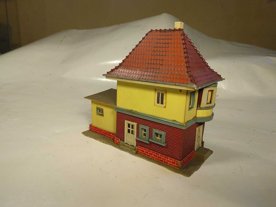 Nastawnia dworzec domki- kolejka makieta skalaH0