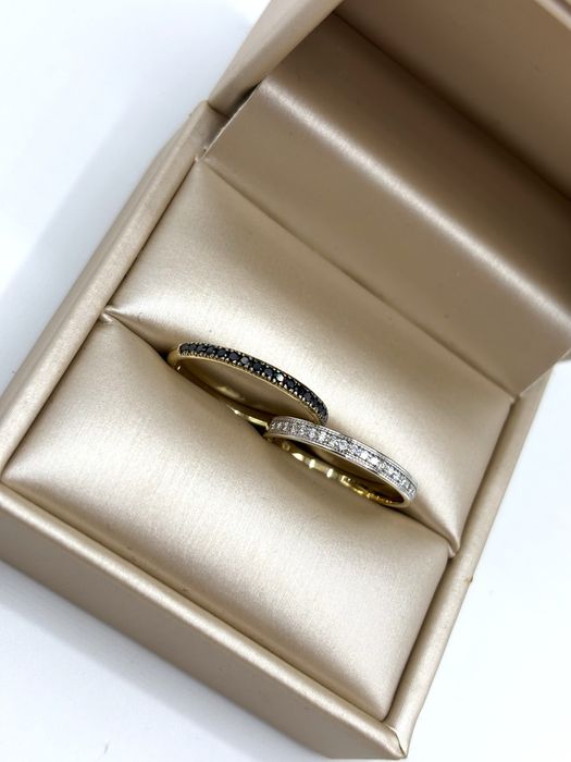 Złota obrączka pierścionek z czarnymi brylantami