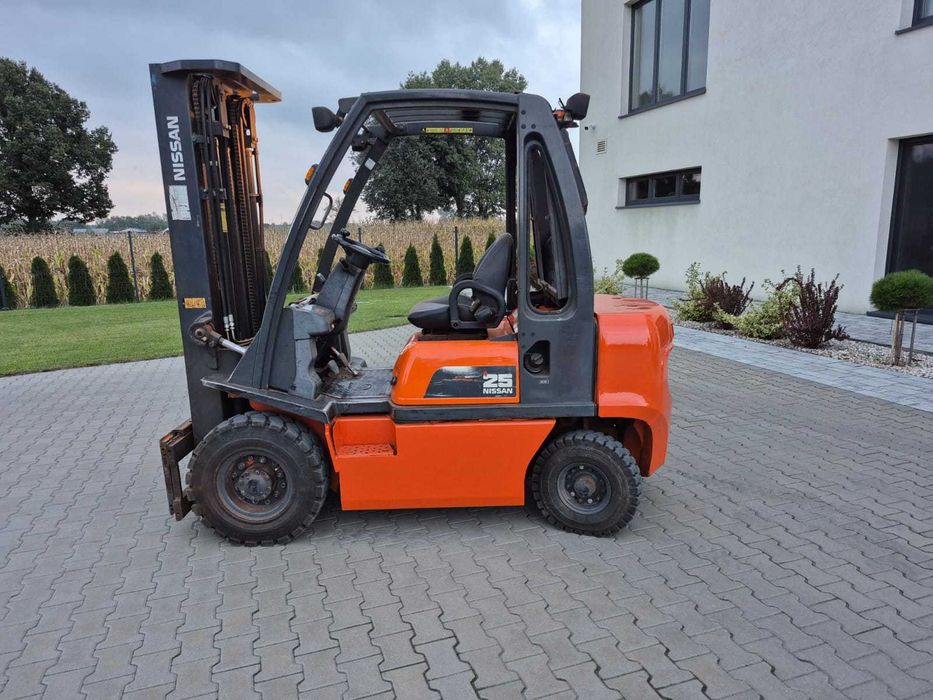 Wózek widłowy NISSAN 2,5t diesel, triplex