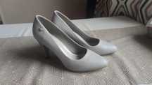 Szare buty na obcasie
