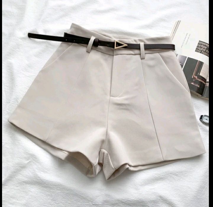 Шорти М молочний колір нові