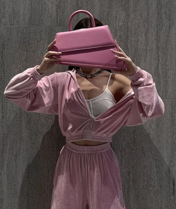 Różowy welurowy dres