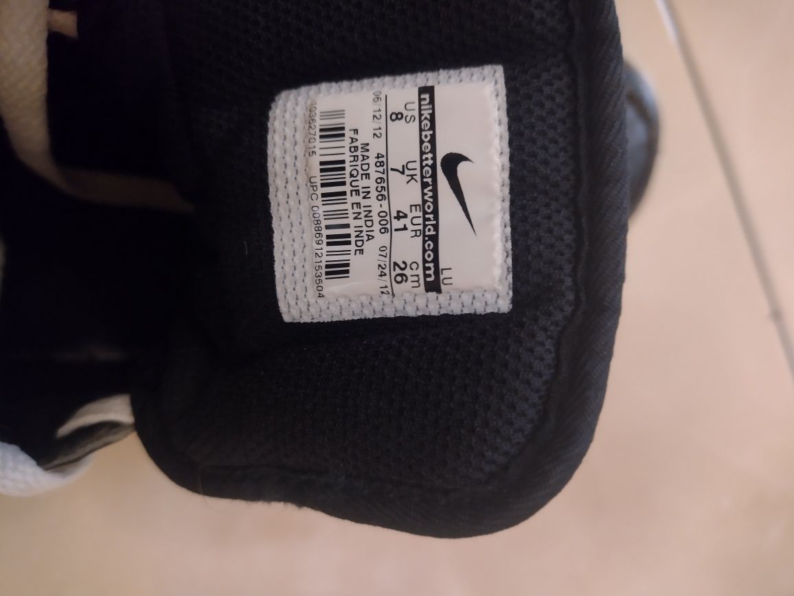 Продам кроссовки NIKE р.41