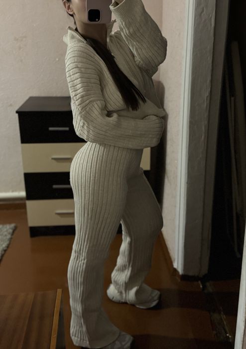 Костюм вʼязаний беж