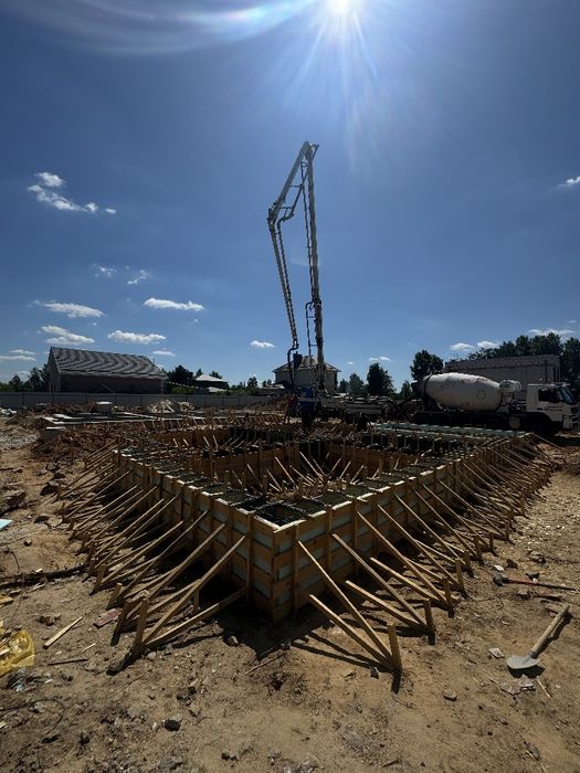 Будівництво фундаментів.