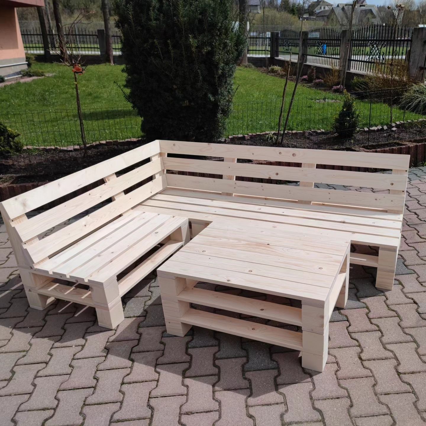 Drewniane meble ogrodowe stylizowane na wzór z palet