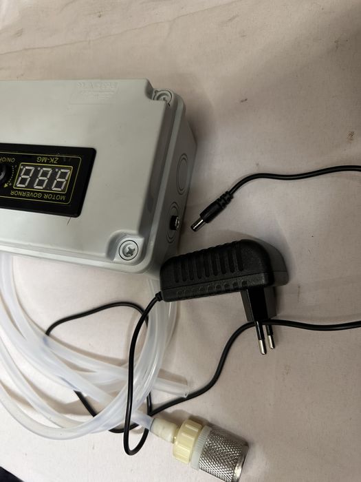 Dozownik, podajnik, pompka oleju (przepracowany olej, chlodziwo, woda)