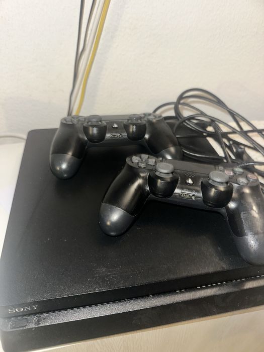 PS4 Slim + 2 comandos + 4 jogos + bola de voleibol – Ótimo estado