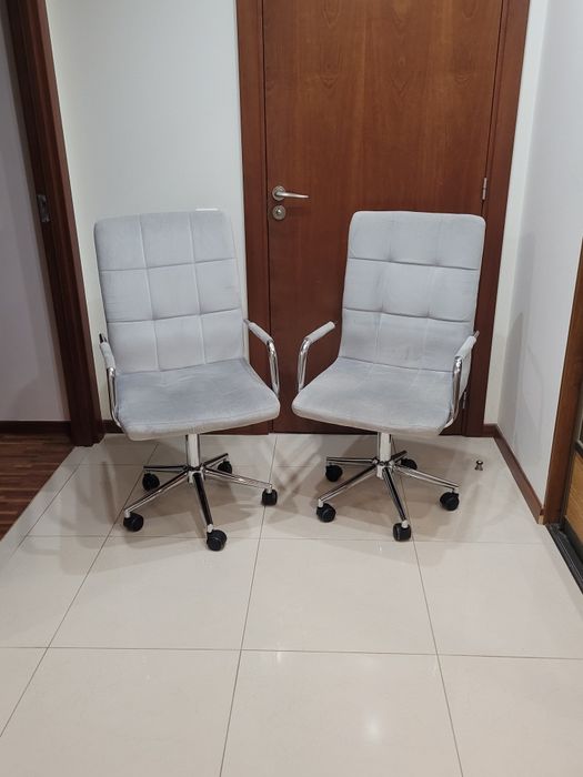 Dwa fotele na kółkach