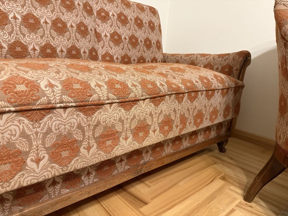 Kanapa rozkładana + 2 fotele drewno + 4 krzesła