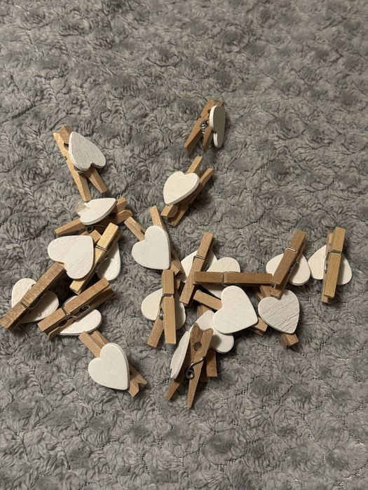 Małe drewniane spinacze ozdobne