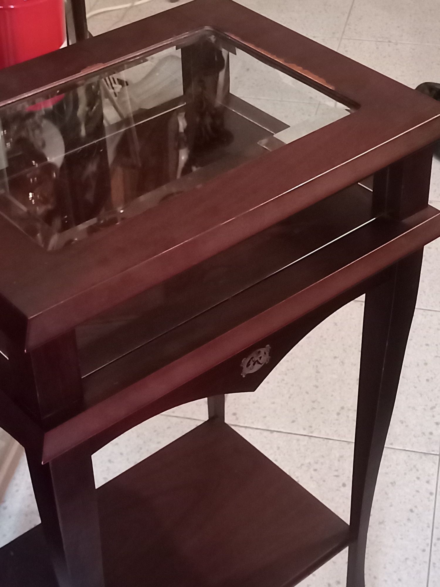 Mesa expositora vitrine em madeira e vidro biselado
