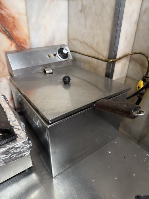 3 FRITADEIRAS ELETRICAS EM INOX (1 cuba grande + 1 fritadeira dupla).