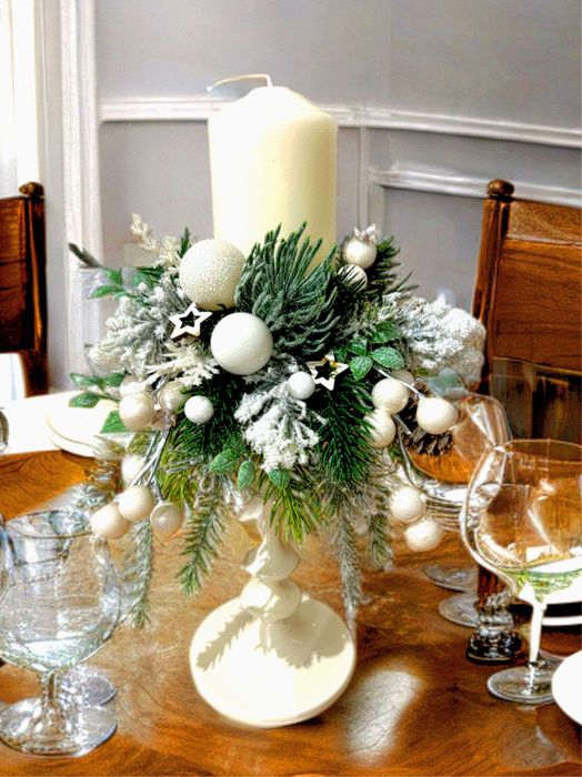 Stroik świąteczny ze świecą w odcieniach bieli