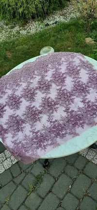 Piękny fioletowy koronkowy materiał