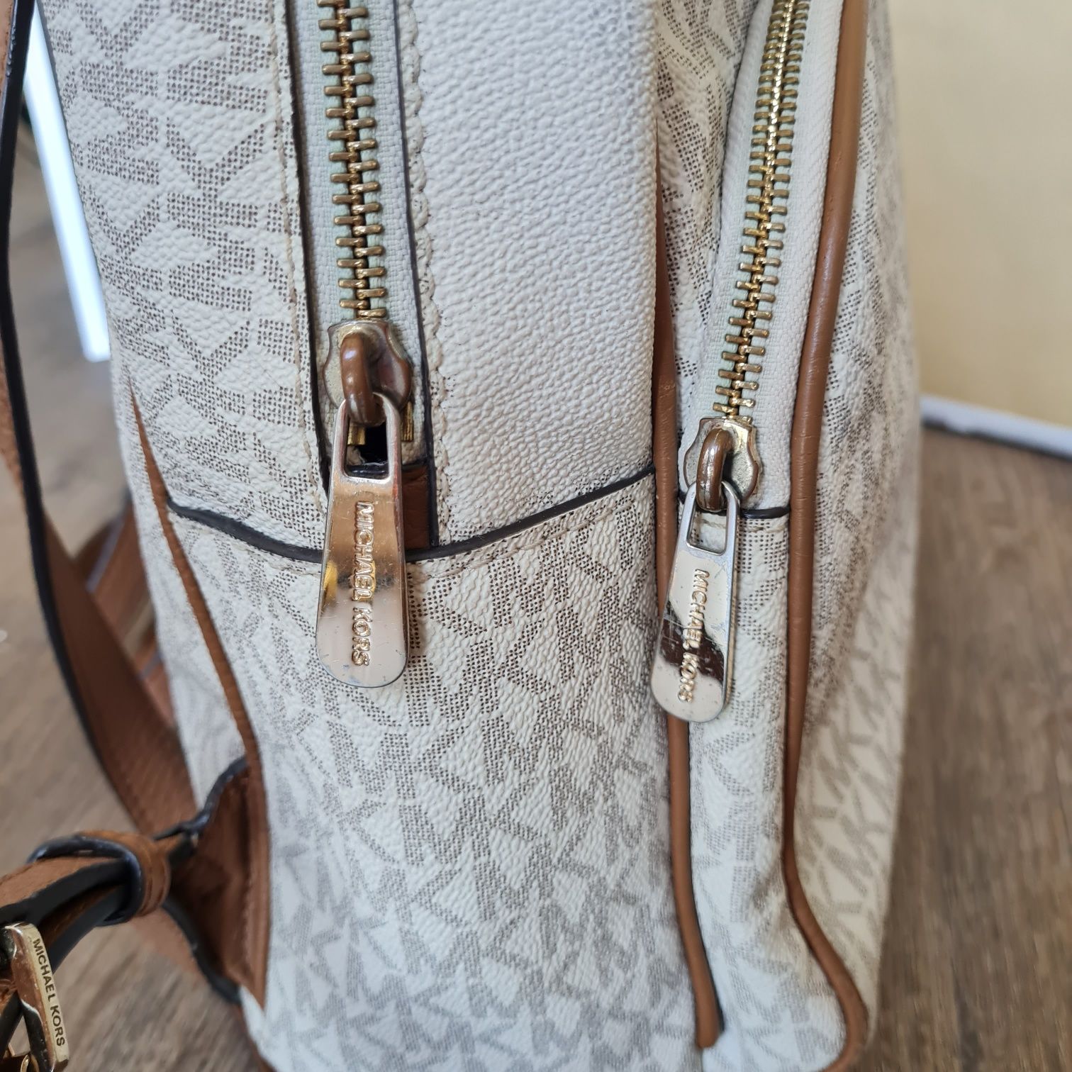 Michael Kors plecak plecaczek rhea bezowy mk monogram logowany złote d