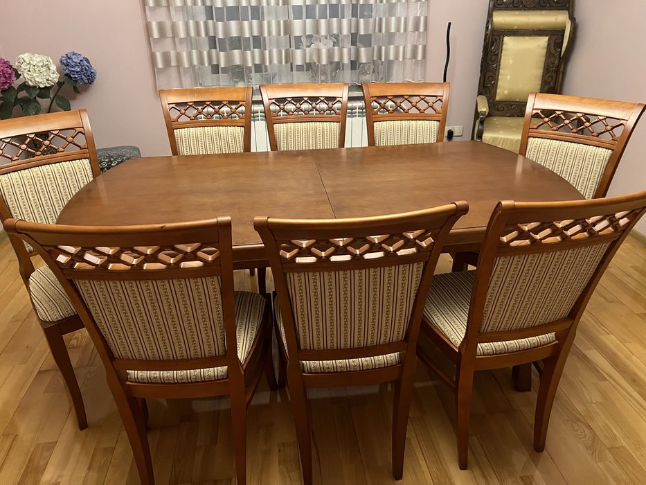 Stół drewniany rozkładany + 8 krzeseł - stan bdb