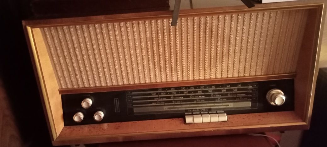 Rádio antigo  de funcionamento a válvulas.anos 50