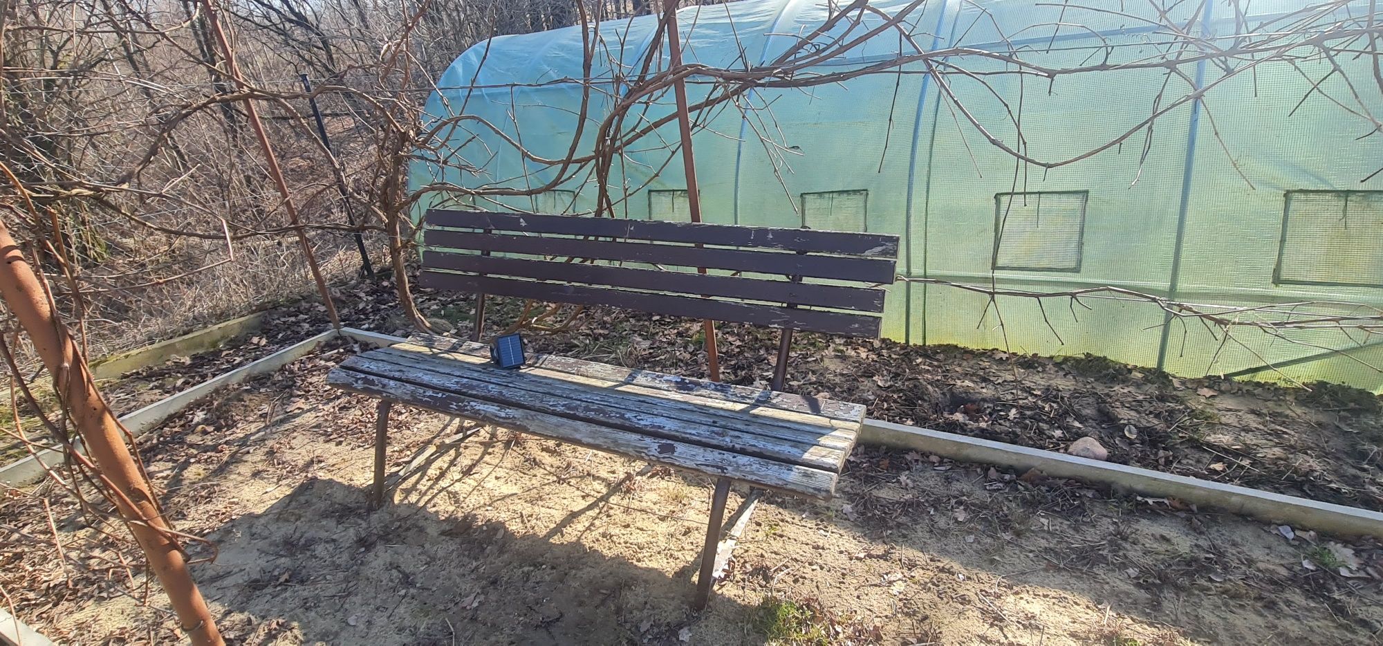 Dwie ławki i stół biesiadny