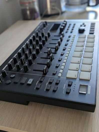 Roland MC 707 Groovebox