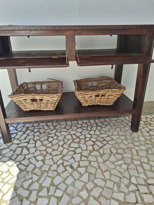 Aparador em castanhoAparador em castanho. Pode servir também como móve