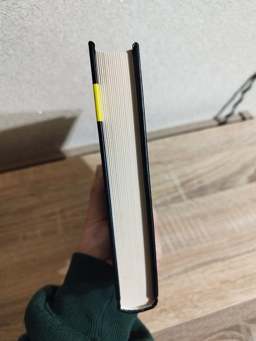 "Кому може довіритися Кара Вінтер" книга 2 серії Корнуольський коледж