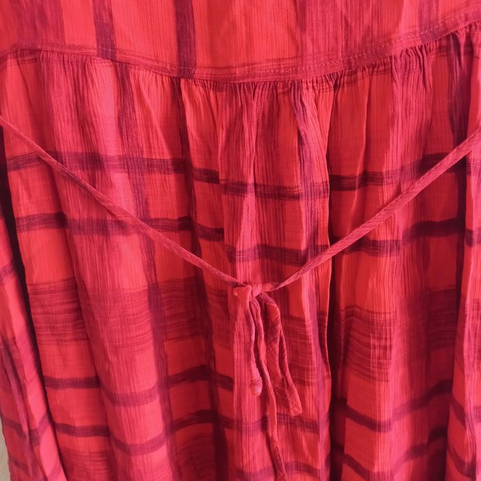 Długa,  rozpinana sukienka, czerwona, z kieszeniami