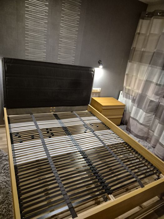 Łóżko drewniane Ikea Oppland z szafkami nocnymi.