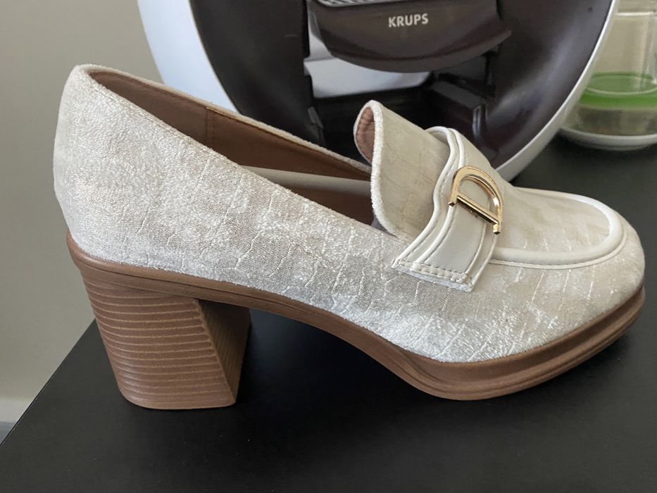 Sapato a estrear branco sujo 38