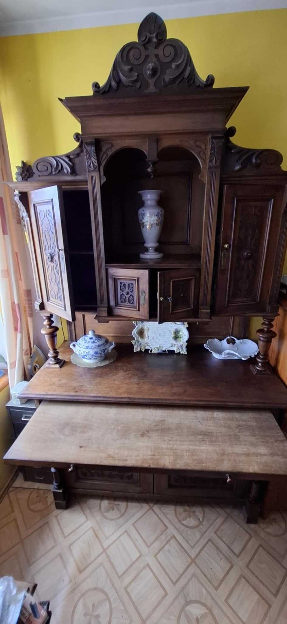 Kredens eklektyczny w orzechu .