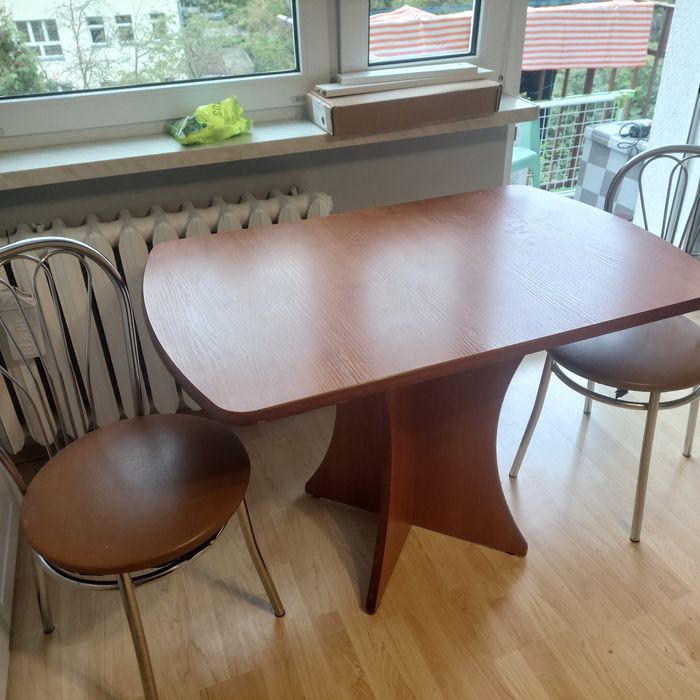 Stół kuchenny + 4 krzesła, stan dobry.