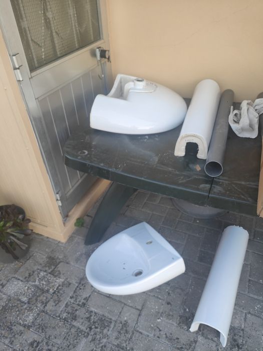 2 lavatórios Roca