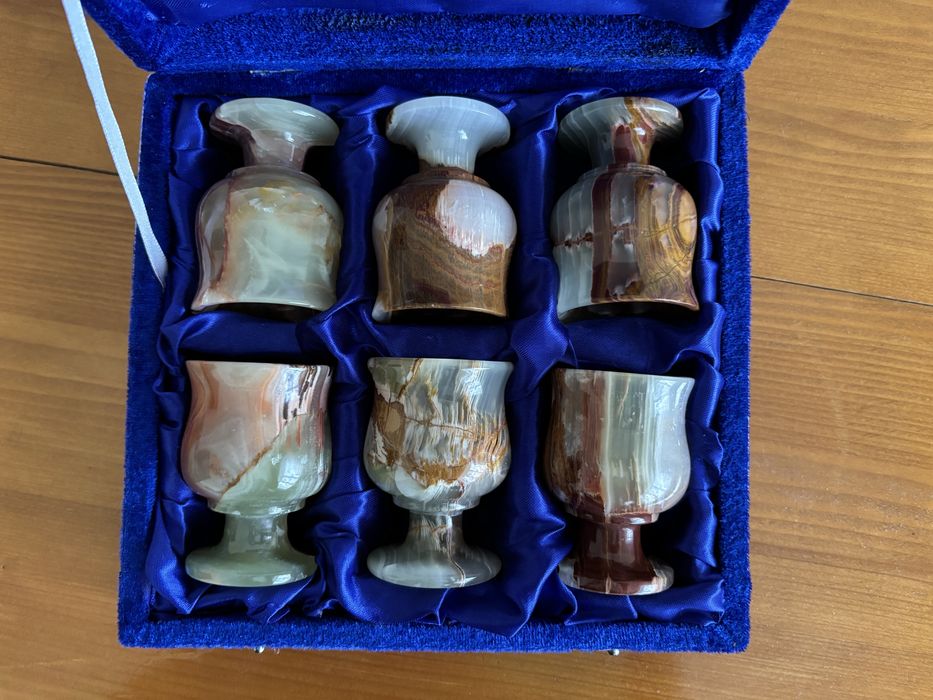 Келихи з оніксу, нові