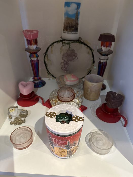 Коллекция свечей и подсвечников с разных стран мира со стеллажом Икея,