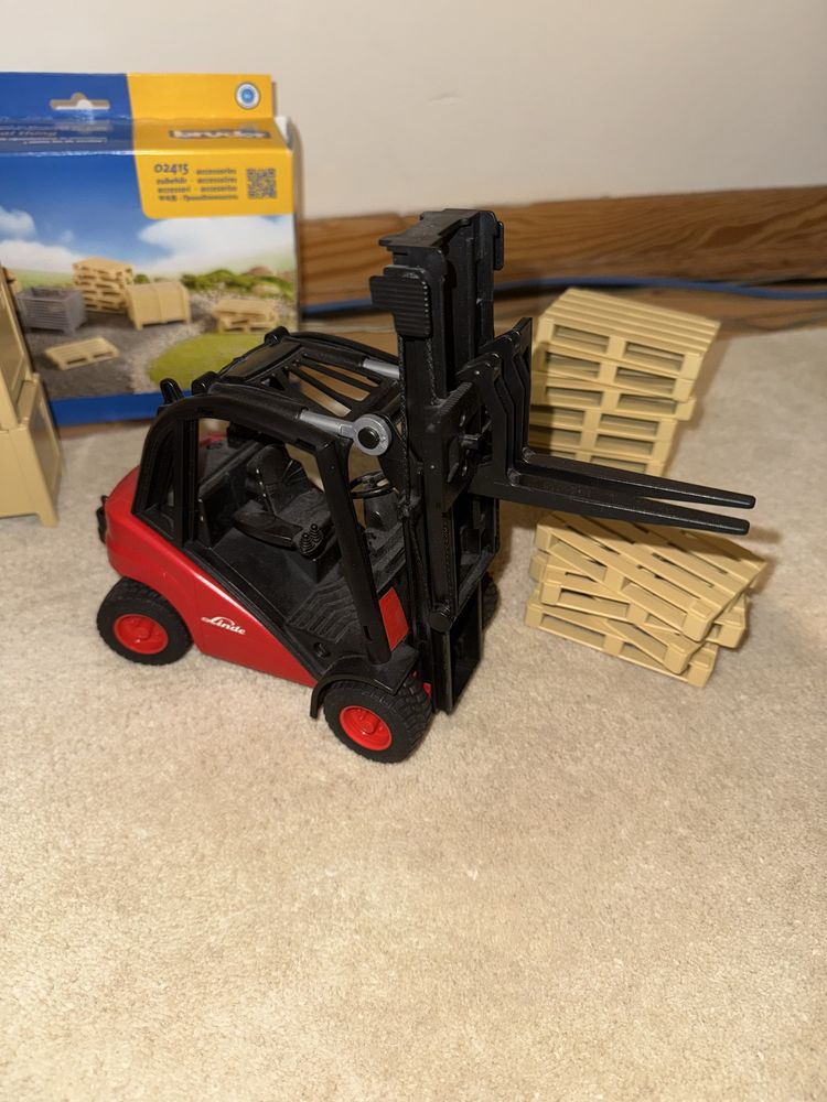 Bruder wozek widlowy LINDE H30d plus palety 02415