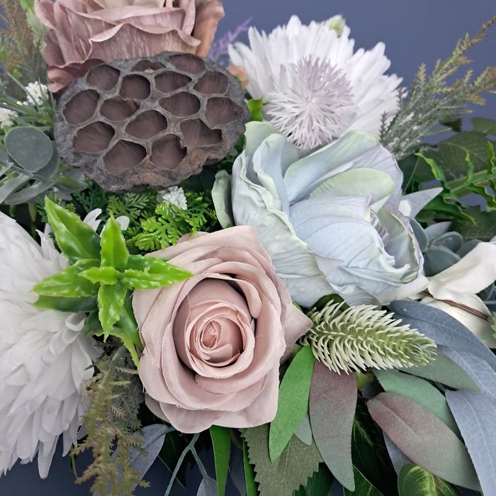 Warsztat Anny stroik na cmentarz  bukiet róże chryzantemy