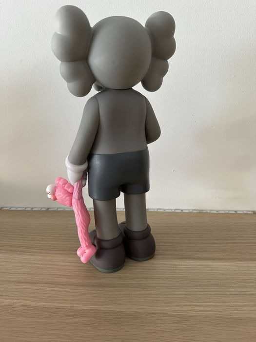 Boneco kaws.