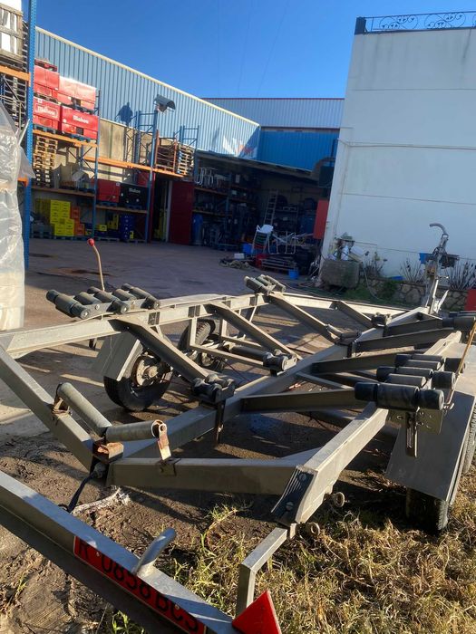 Atrelado 8m para barco até 2000kg, 2 eixos, pouco uso e km