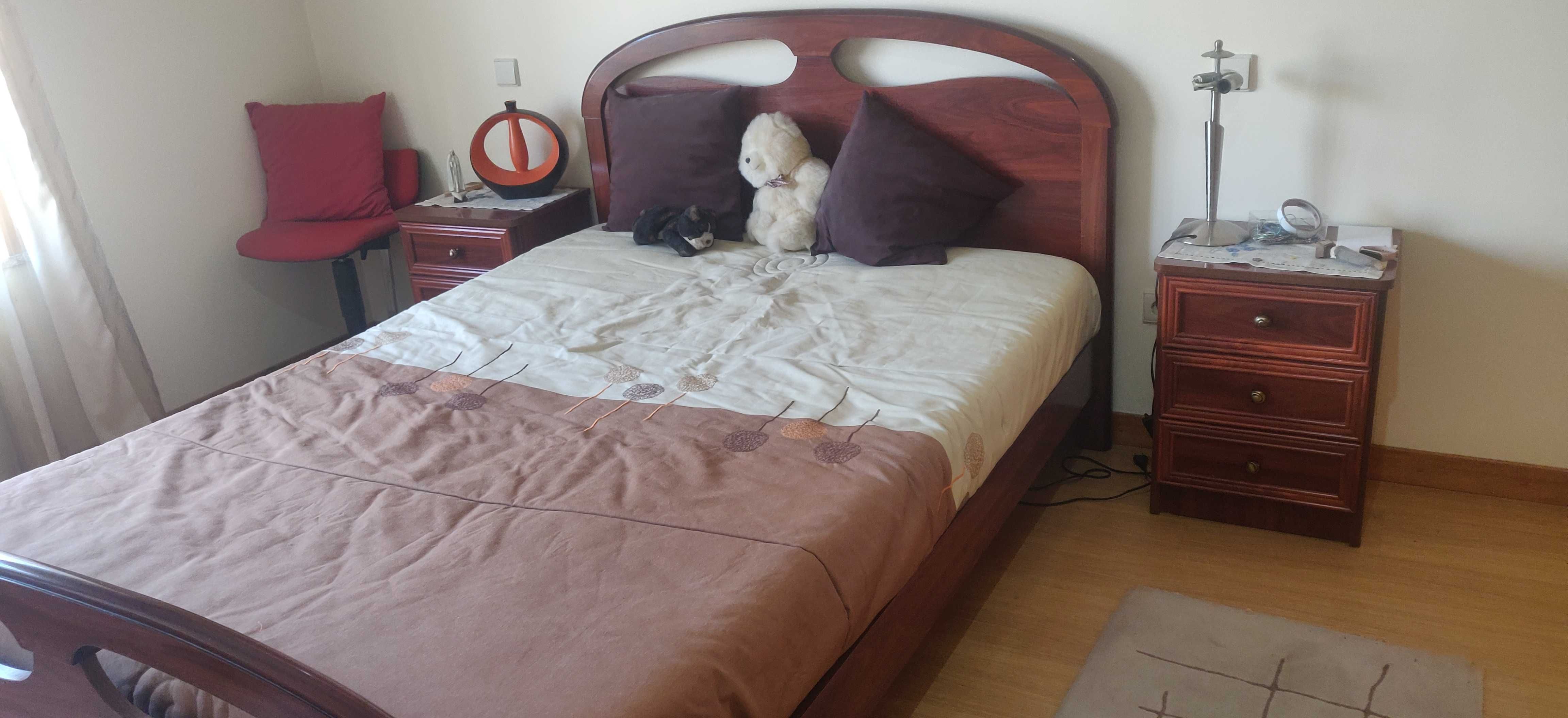 Cama de casal, 1 comoda e 2 mesinhas de cabeceira