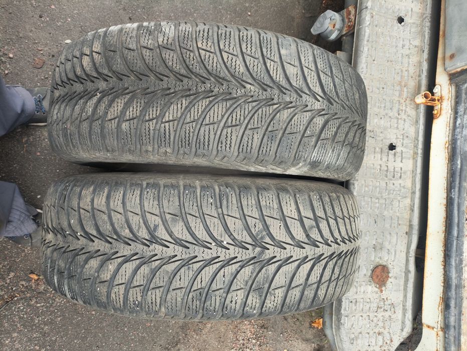 Пара зимових шин 215/65 R16