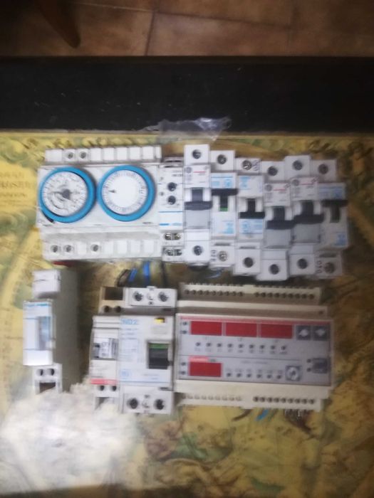 Disjuntores elétricos diferenciais etc