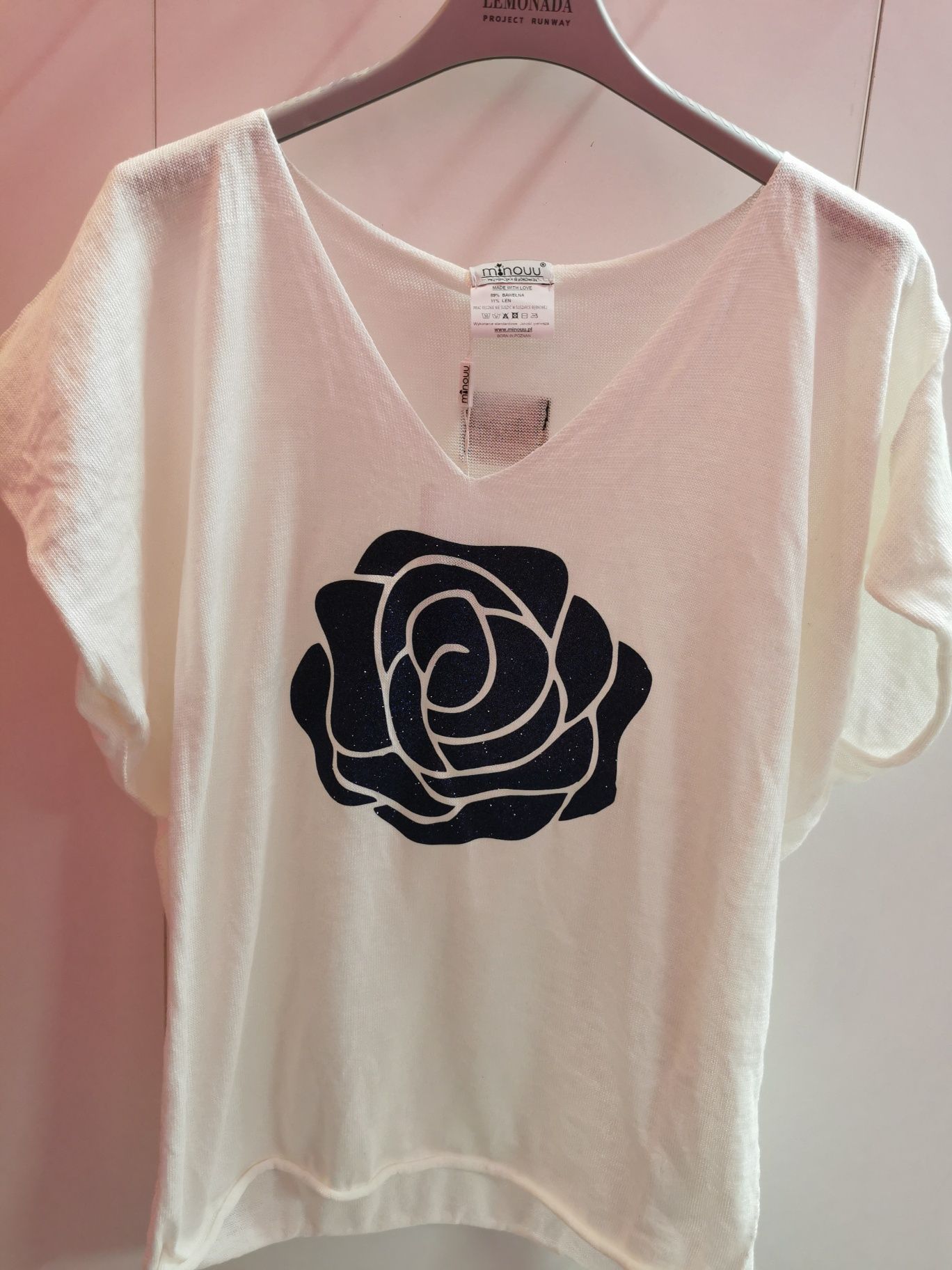 Sweterek Minouu biały z różą