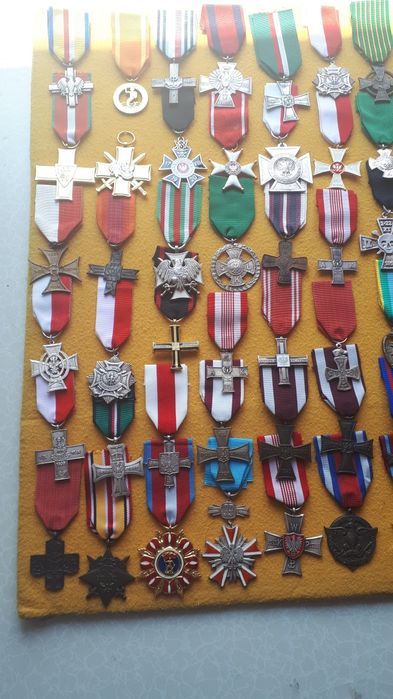 43 szt polskich odznaczeń  samych różnych krzyży